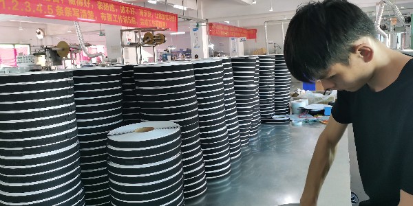 背胶魔术贴能贴在塑胶上吗